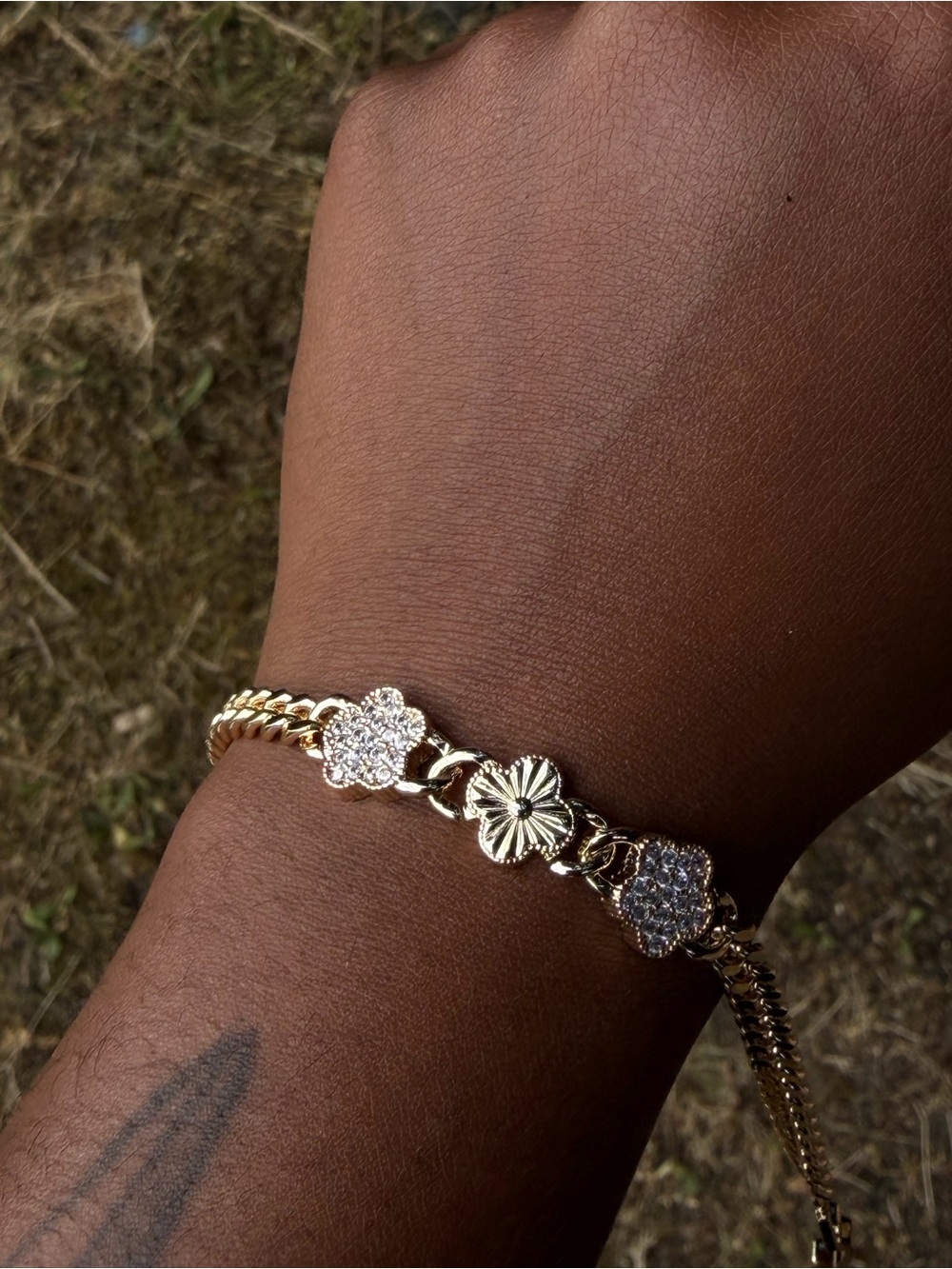 Beautiful 14k filled Gold Clover Bracelet - Picture 3 of 3
